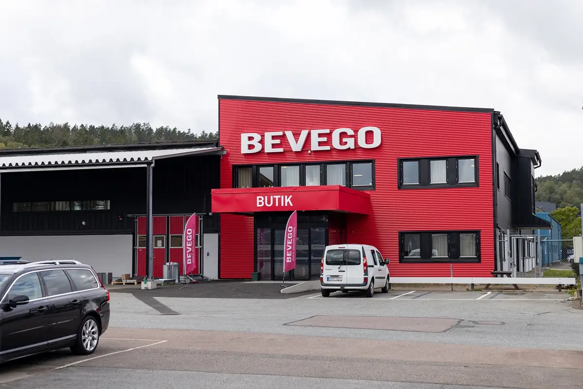 BEVEGO-filialen i Mölndal, röd fasad