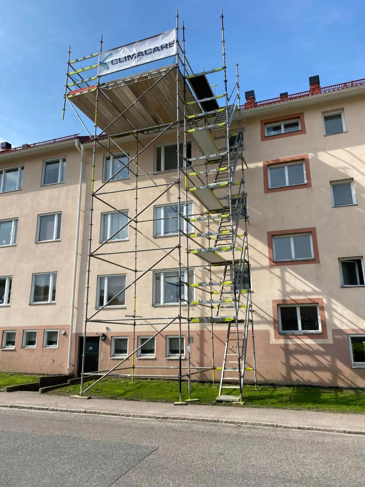 Byggställning vid bostadshus, Ivar Claessons gata