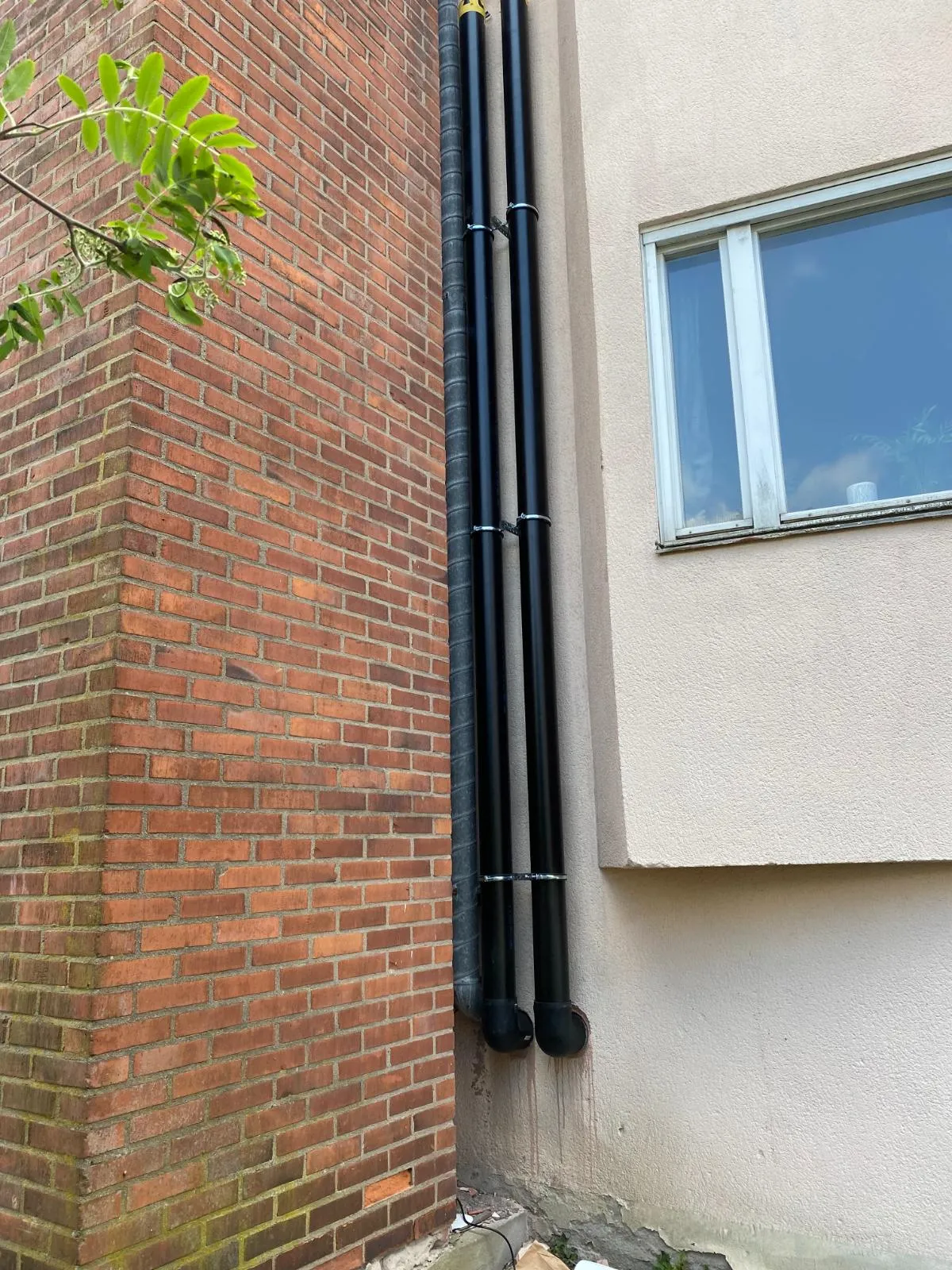 Nya ventilationsstammar på fasad